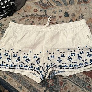 White and blue pattern embroidered linen shorts vineyard vines 2x